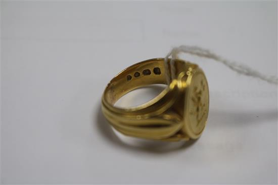 An 18ct gold signet ring with crest-engraved matrix, size N.